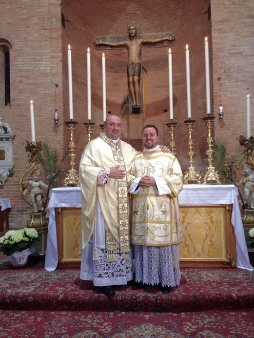 Una raccolta di firme per far restare don Comini a Certaldo 