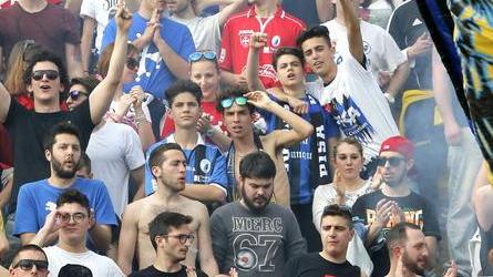 Bandiere, striscioni, colori per un entusiasmo travolgente sugli spalti