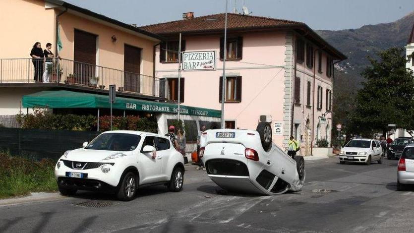 Si ribalta con l’auto davanti a un ristorante di Camaiore