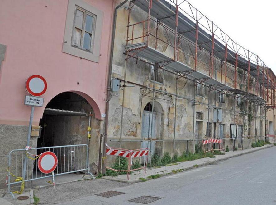 Il palazzo rischia di crollare bloccate quattro famiglie