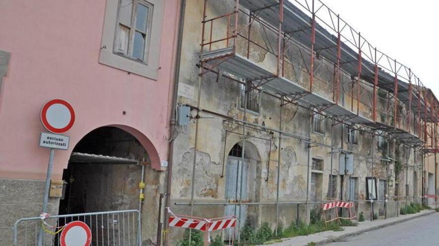 Il palazzo rischia di crollare bloccate quattro famiglie
