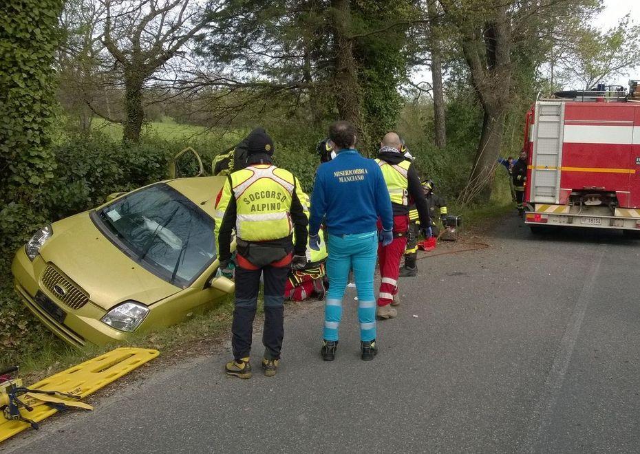 Schianto contro l’albero, ancora grave la donna di 32 anni