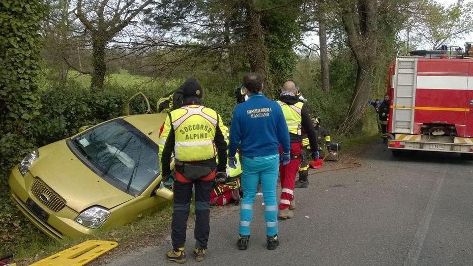 Schianto contro l’albero, ancora grave la donna di 32 anni
