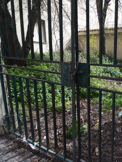 Un angolo di verde pubblico abbandonato e dimenticato 