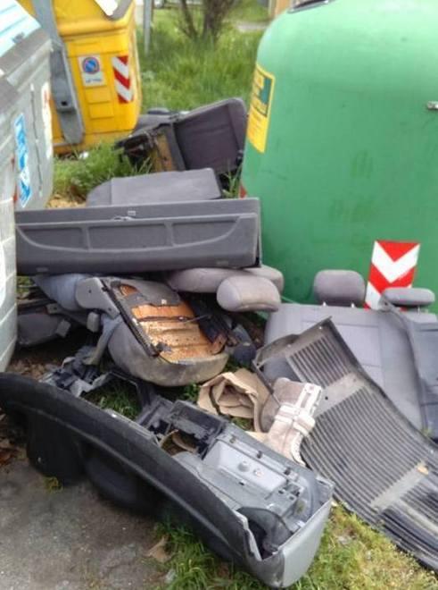 In via del Mercato una nuova “mini discarica degli incivili”