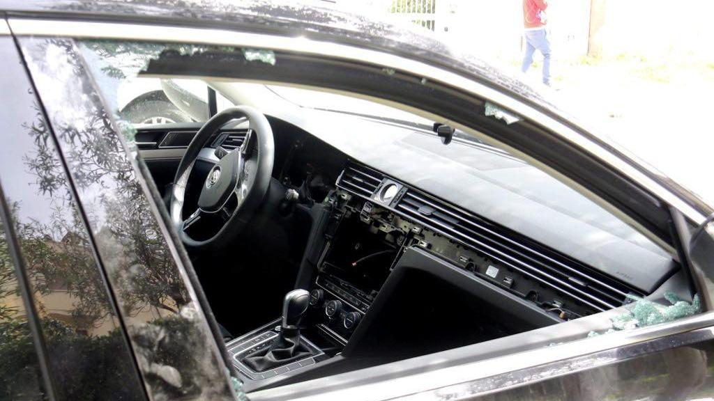 Il vetro sfondato della Passat del sindaco (Marzi Pentafoto)