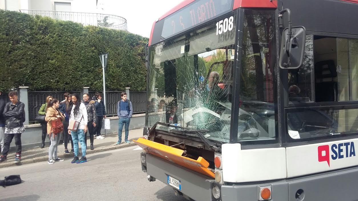 Ragazzino investito dall'autobus mentre attraversa la strada