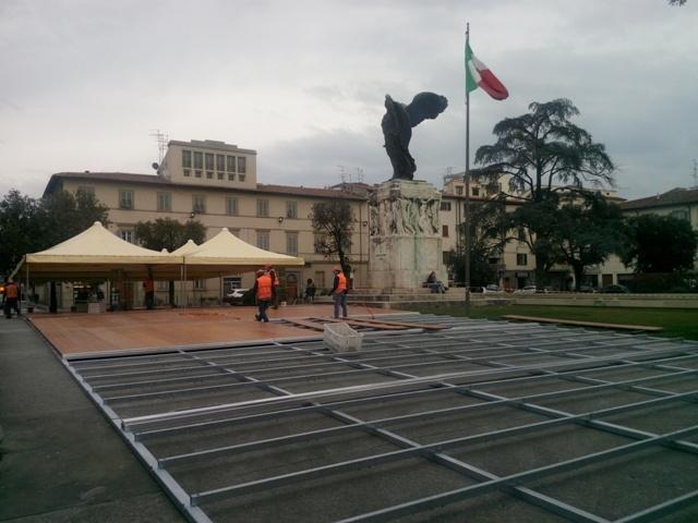 L'allestimento della tensostruttura in piazza della Vittoria nel 2015