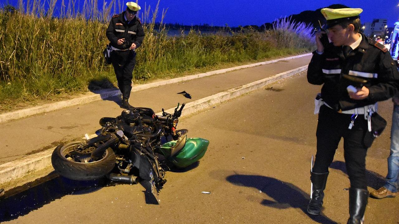 La moto finita per terra (foto Bf)
