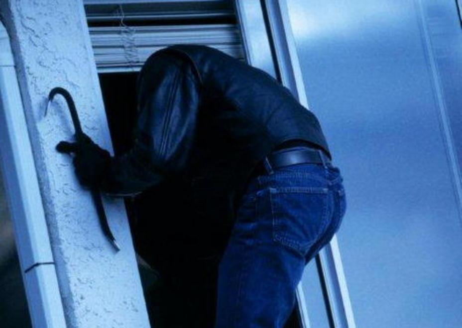 Torna a casa e trova i ladri che fuggono dalla finestra