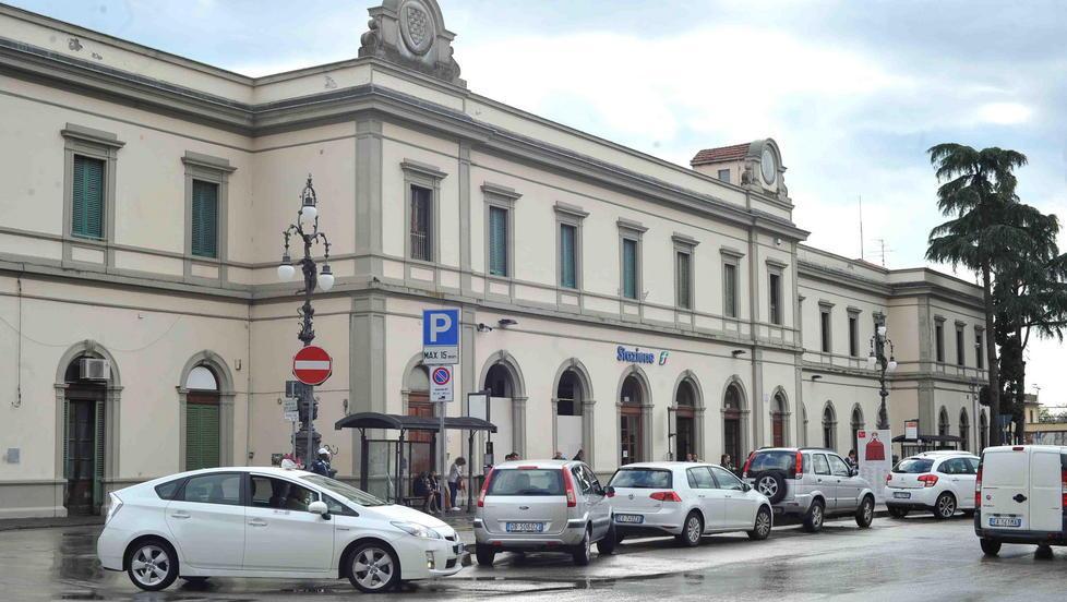Il luogo dell’aggressione davanti alla stazione di piazza Dante Alighieri (foto d’archivio)