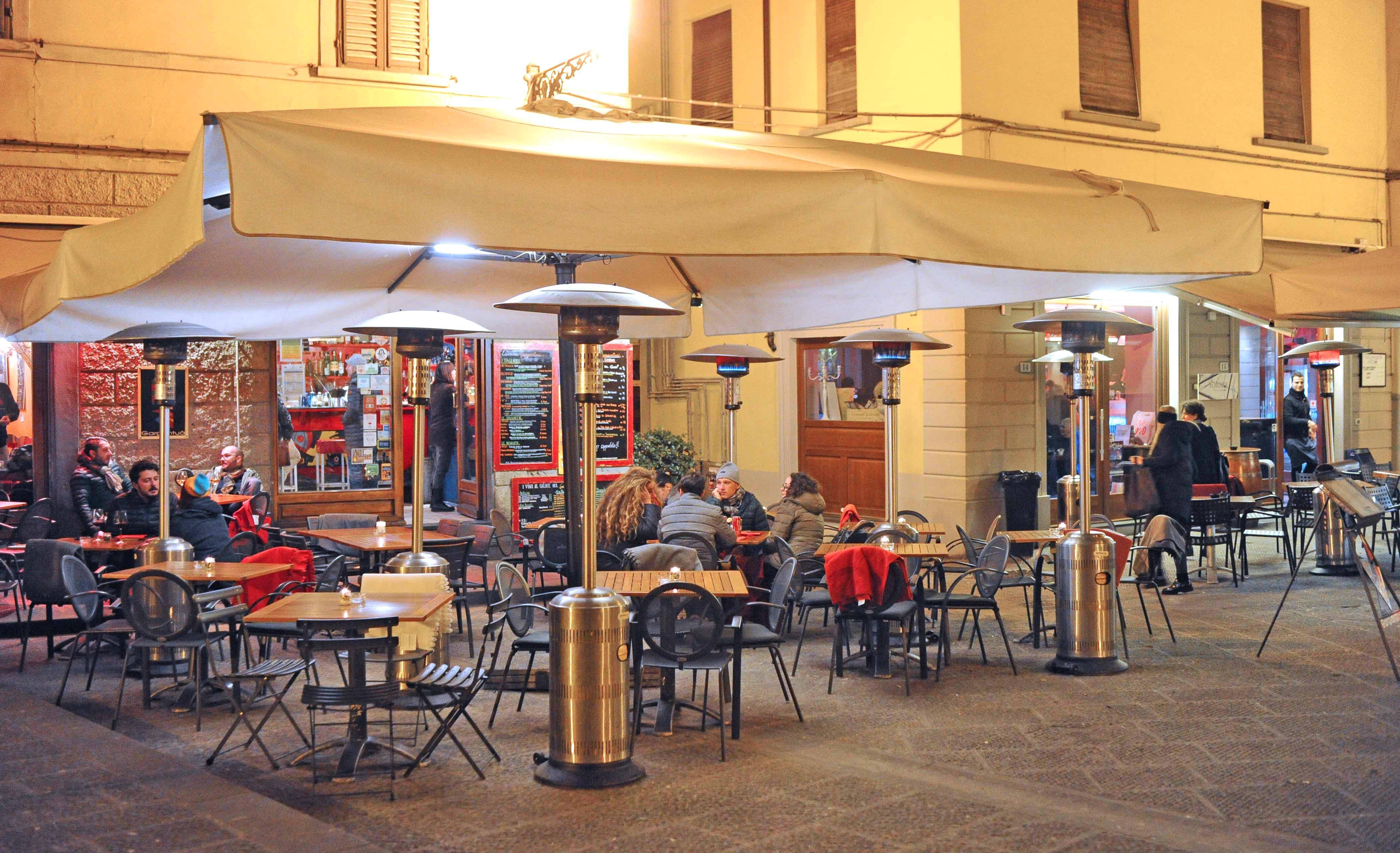 Tavolini esterni in piazza della Sala