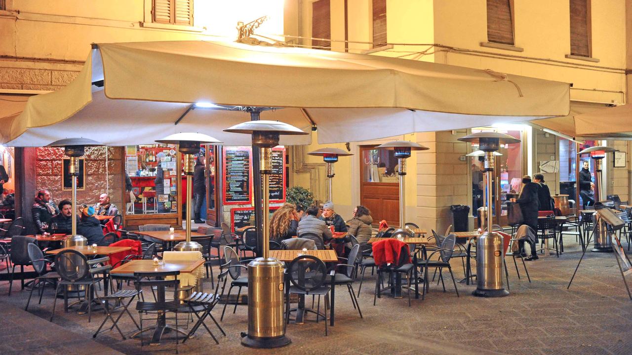 Tavolini esterni in piazza della Sala