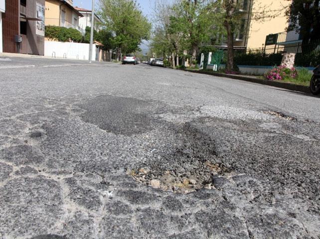 Una buca-voragine in via don Minzoni a Lido di Camaiore