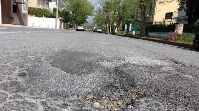 Una buca-voragine in via don Minzoni a Lido di Camaiore
