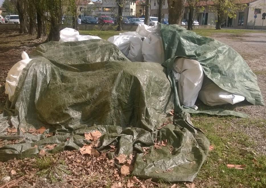 Rifiuti da esumazione fuori dal cimitero di Ponsacco