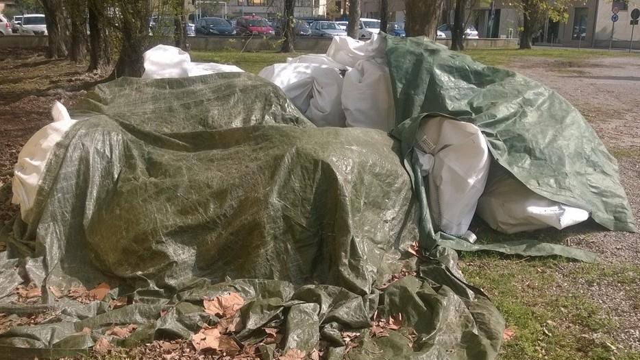 Rifiuti da esumazione fuori dal cimitero di Ponsacco