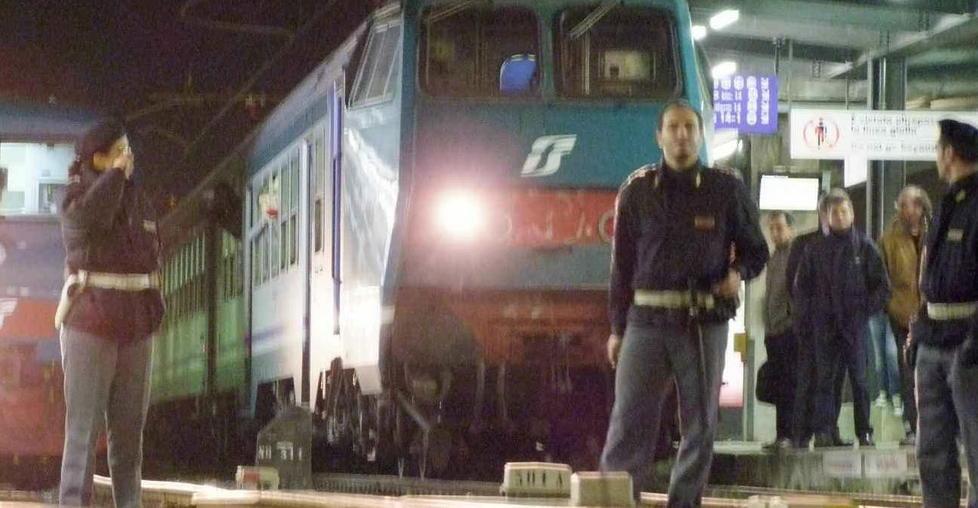 Cammina sui binari, travolto dal treno: tragedia sfiorata