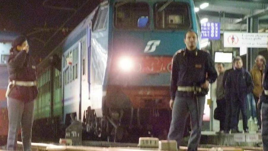 Cammina sui binari, travolto dal treno: tragedia sfiorata