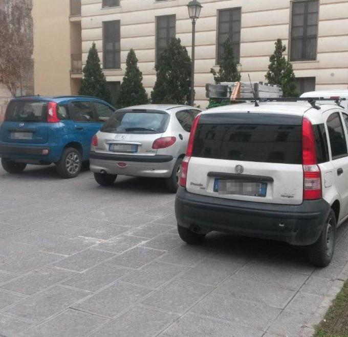 L’inciviltà regna sovrana tra i parcheggi selvaggi 