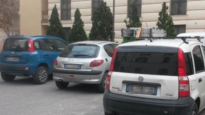 L’inciviltà regna sovrana tra i parcheggi selvaggi
