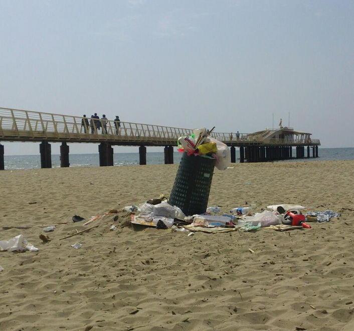 Spiaggia sfregiata dai rifiuti a pochi passi dal pontile