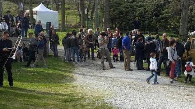 Pine e ciambelle alla festa dell’amore