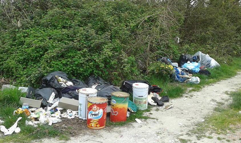 Discarica nella strada Incivili in via Arpino 