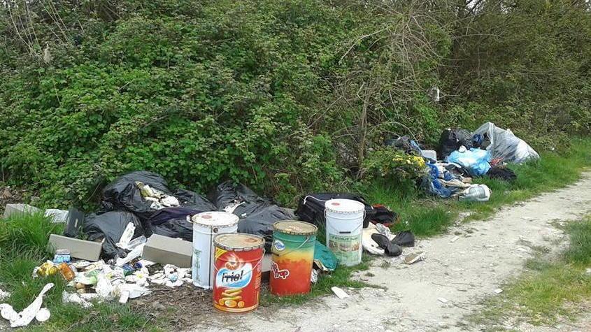 Discarica nella strada Incivili in via Arpino