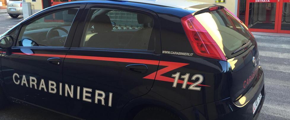 Rubano ori in una casa e fuggono in moto 