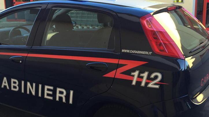 Rubano ori in una casa e fuggono in moto