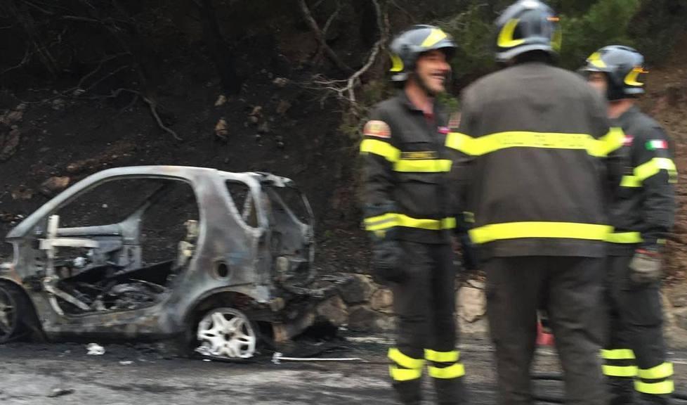 Auto distrutta dalle fiamme