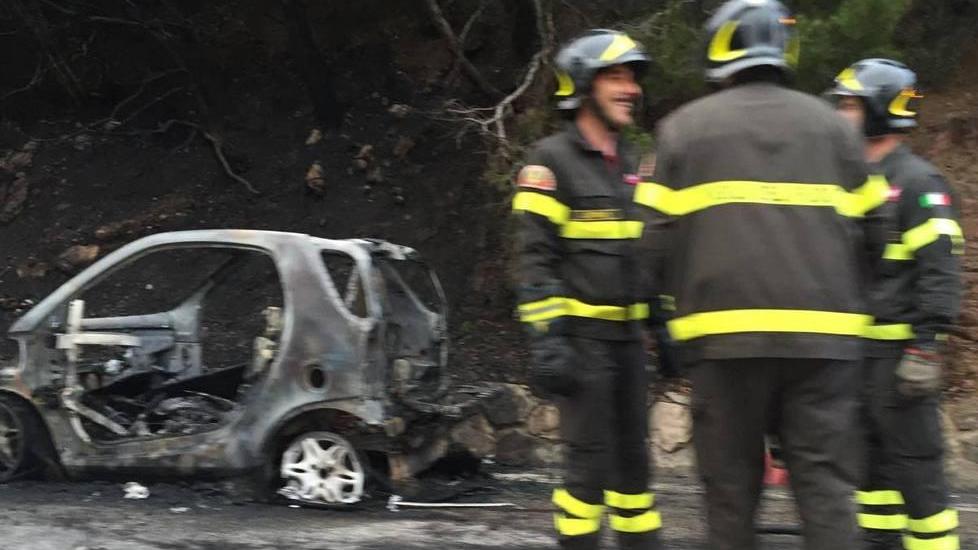 Auto distrutta dalle fiamme