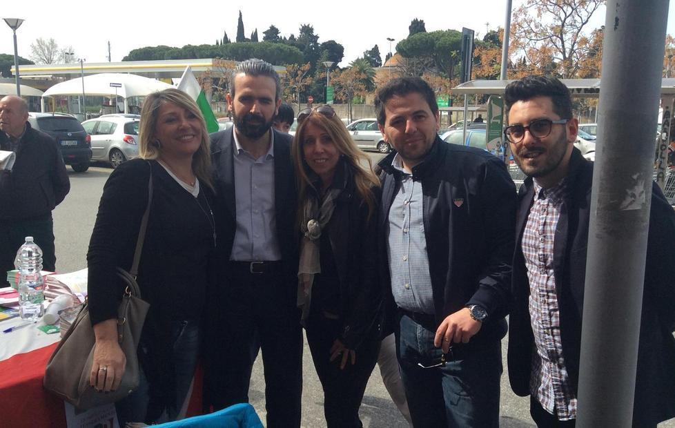 In 150 confermano la tessera al debutto della campagna Pd