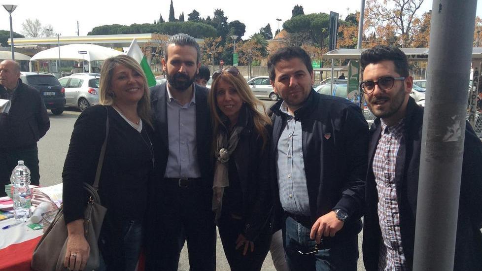 In 150 confermano la tessera al debutto della campagna Pd