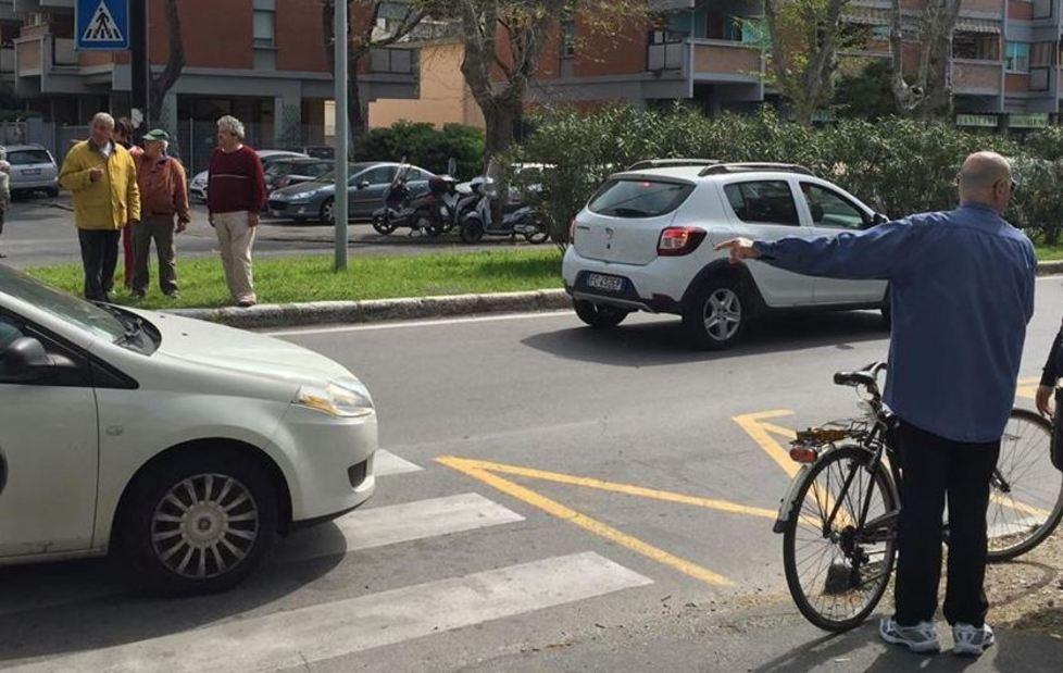 Un’auto tamponata travolge una coppia sulle strisce pedonali 