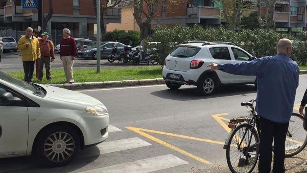 Un’auto tamponata travolge una coppia sulle strisce pedonali