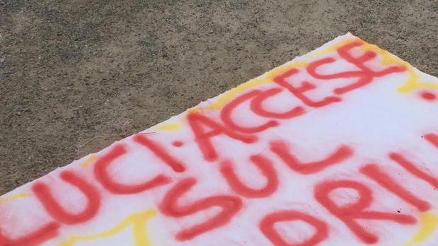 Strappati e portati via gli striscioni pro Caprilli