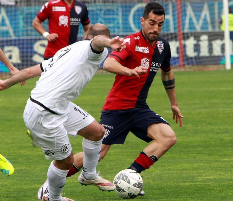 L’ex bomber Gigi Piras promuove i rossoblù