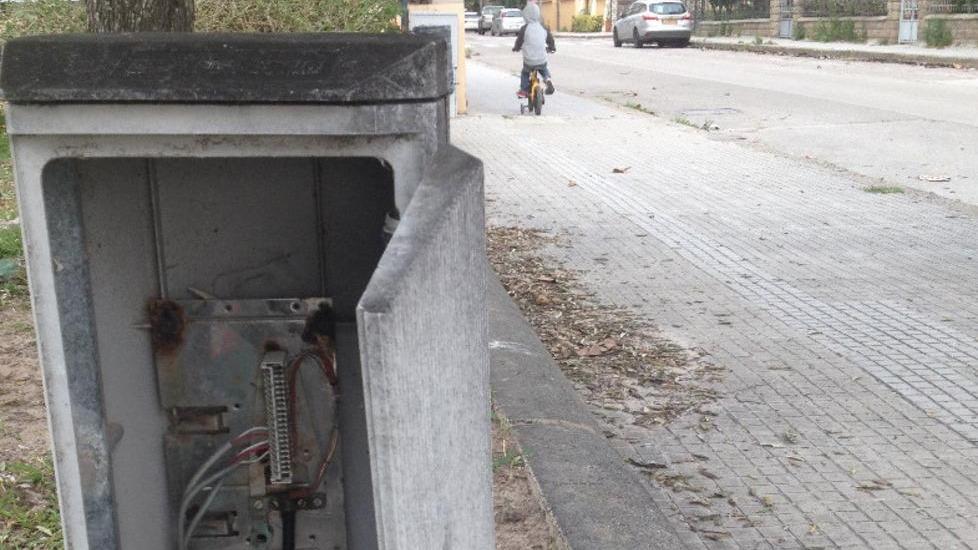 Cavi scoperti davanti alla scuola