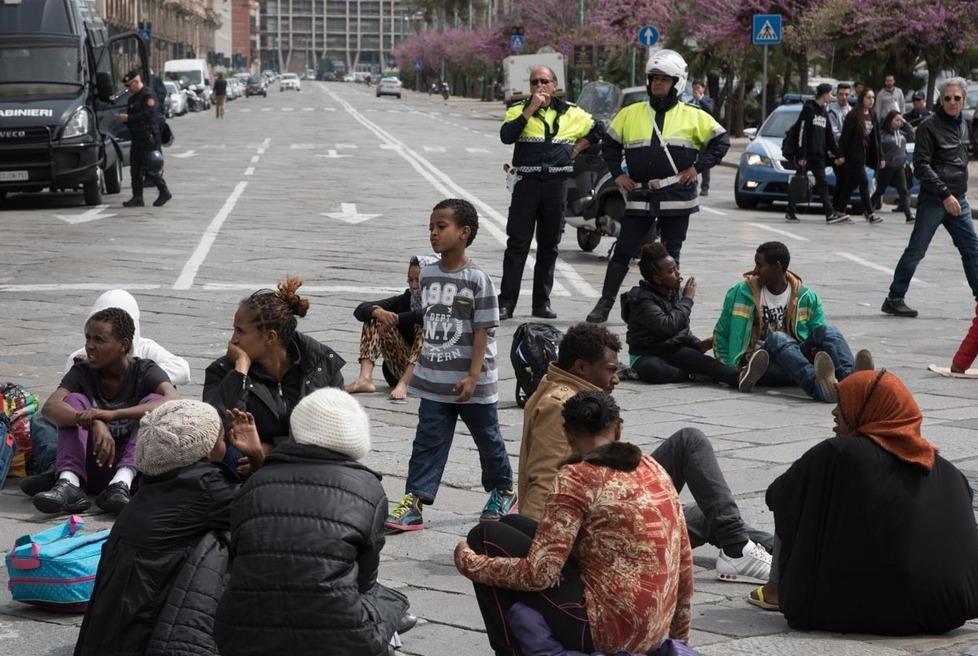 La protesta dei migranti blocca Cagliari per ore 