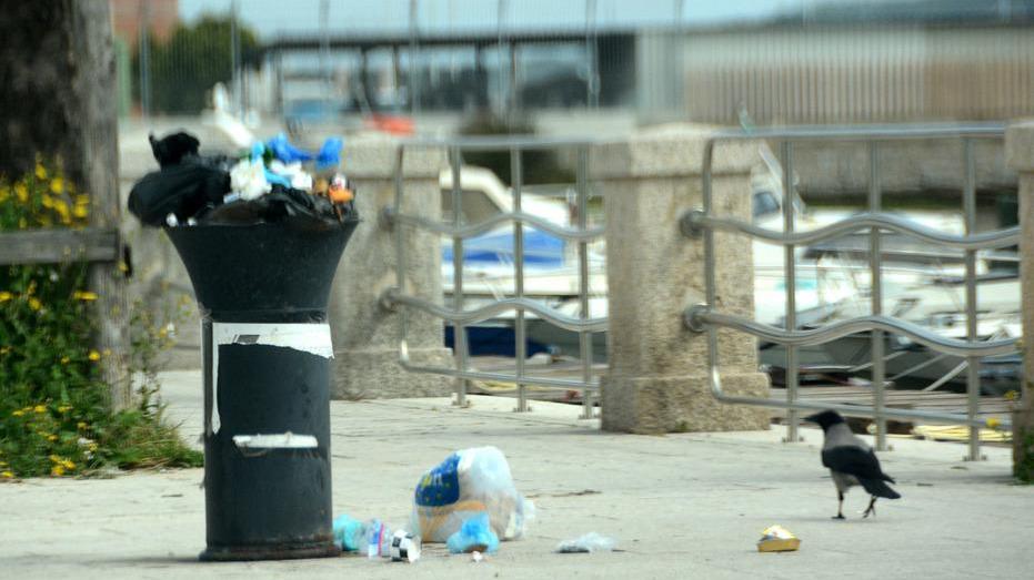 Aree portuali piene di rifiuti: in tilt il servizio di pulizia