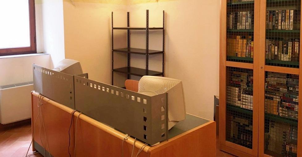 Riapre oggi la biblioteca, la gestione affidata alla scuola