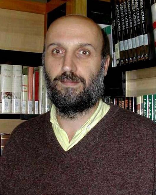 Un defibrillatore donato dalla Croce Bianca alla farmacia 