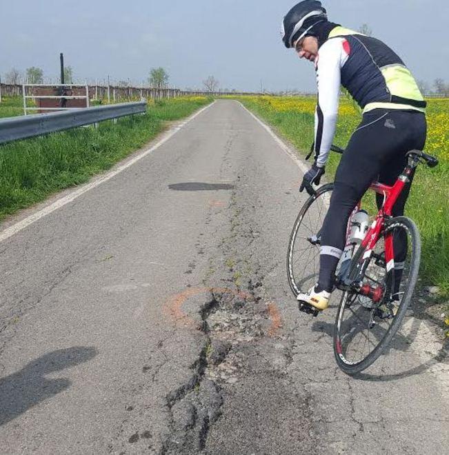 Due ciclisti feriti per colpa di una buca Il Comune la “tappa” 
