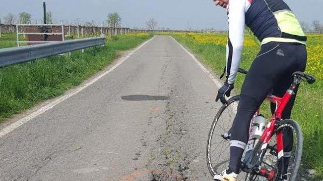 Due ciclisti feriti per colpa di una buca Il Comune la “tappa”