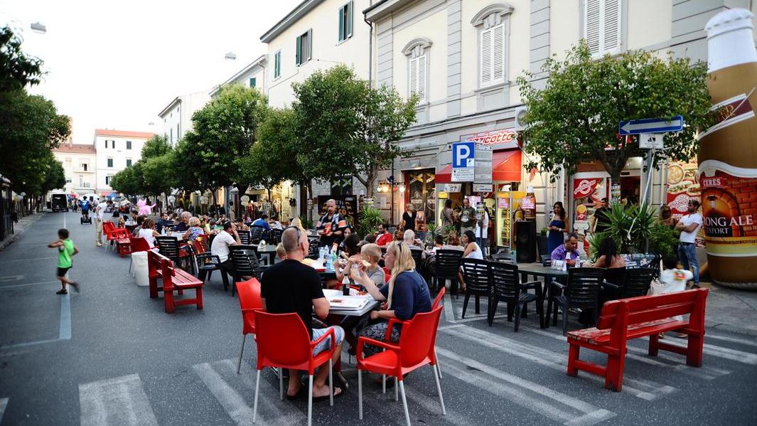 Uno scorcio di via Cavour durante una manifestazione estiva