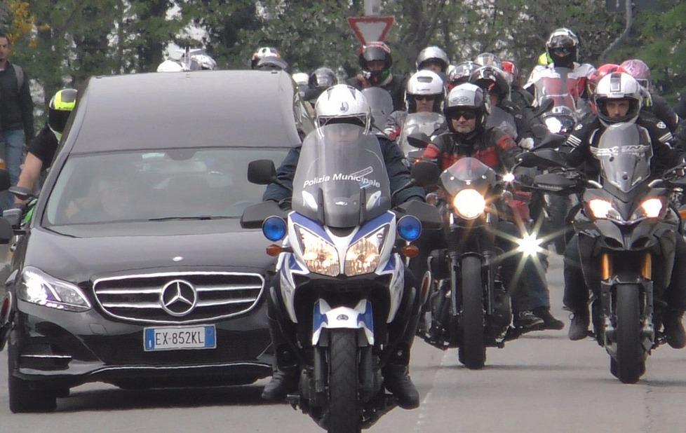 Il rombo delle moto saluta l’ultimo viaggio di Mauro 