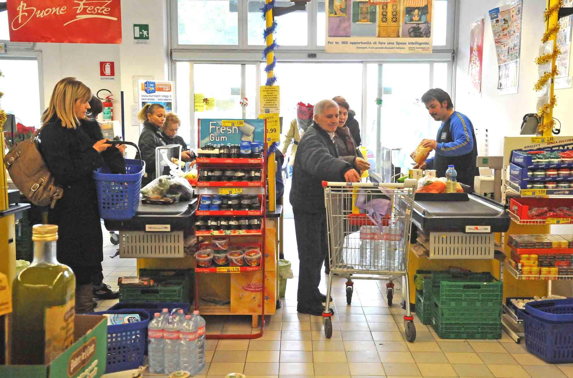 Le casse di un supermercato Eurospin