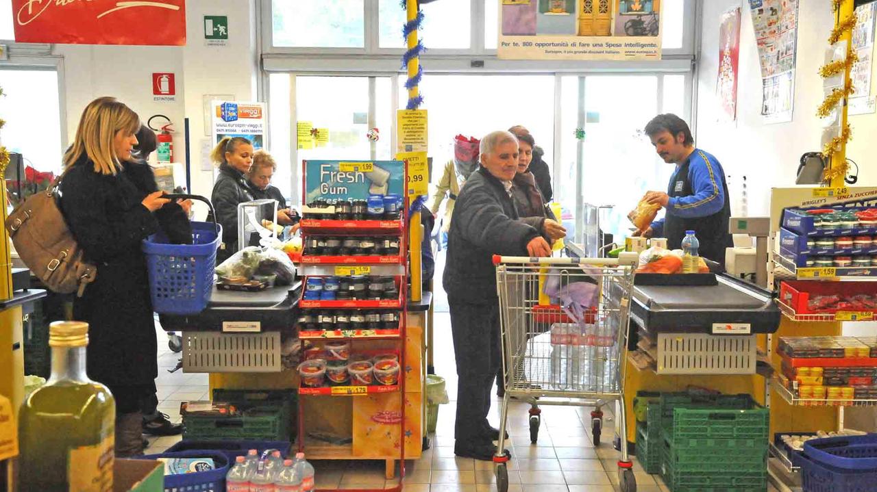 Le casse di un supermercato Eurospin